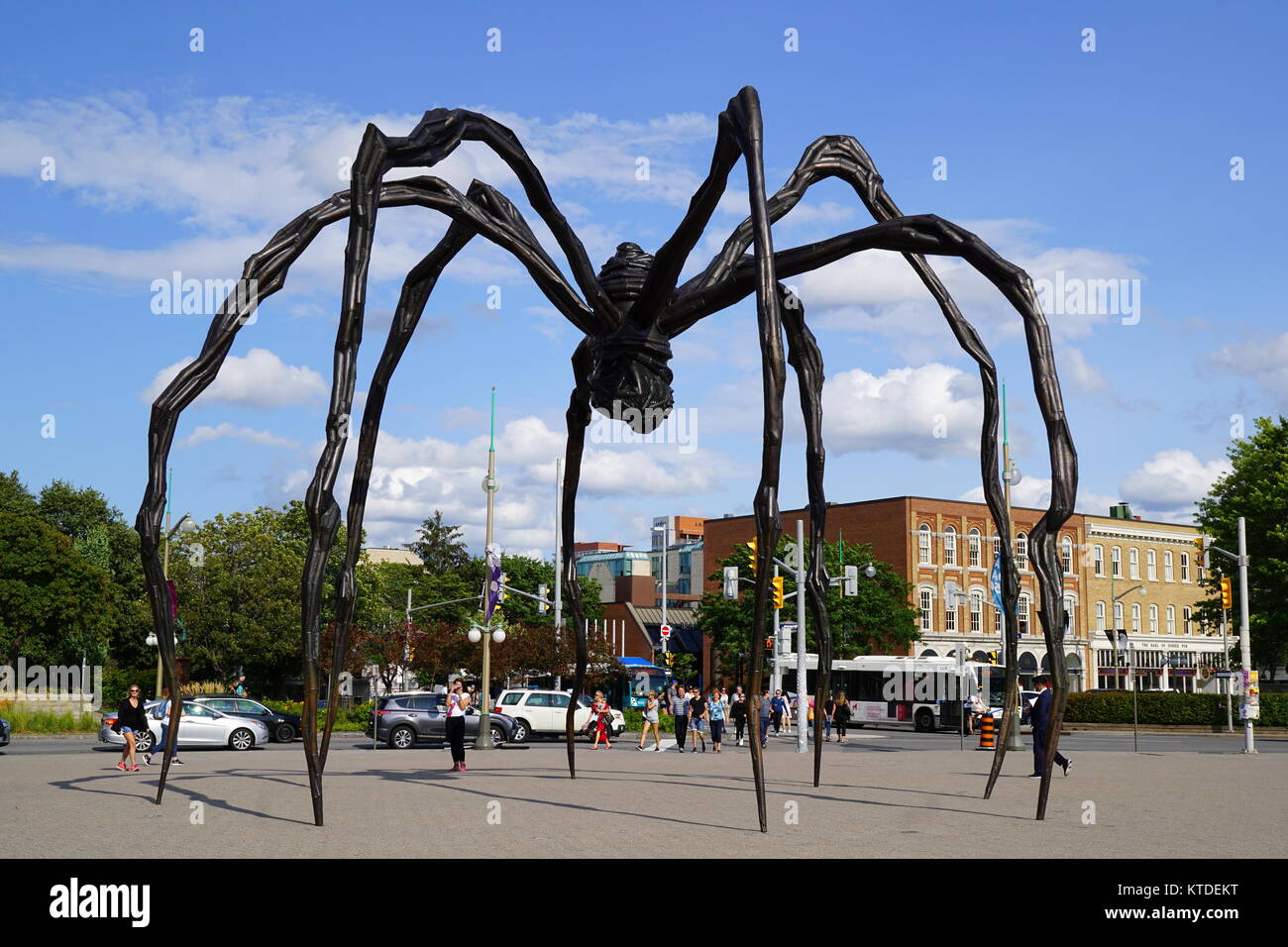 Maman, un bronze, acier inoxydable, et en l'Araignée géante sculpture par  l'artiste Louise Bourgeois à la galerie d'Art Nationale Ottawa, Ontario,  Canada Photo Stock - Alamy
