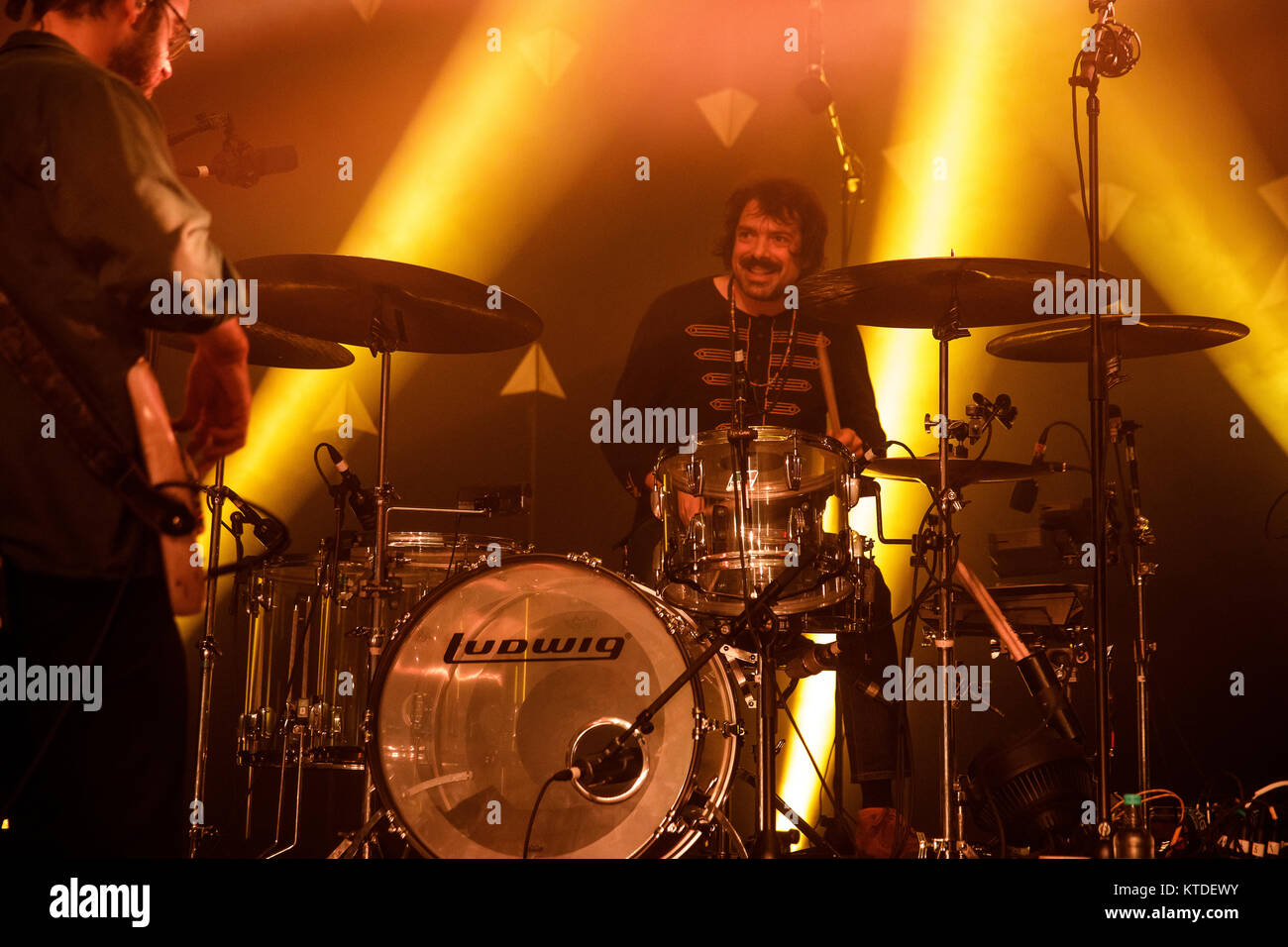 Danemark, copenhague - 25 novembre, 2017. Le groupe de rock indépendant américain de la guerre à la drogue effectue un concert live à Tap1 à Copenhague. Ici le batteur Charlie Hall est vu sur scène. (Photo crédit : Gonzales Photo - Peter Troest). Banque D'Images