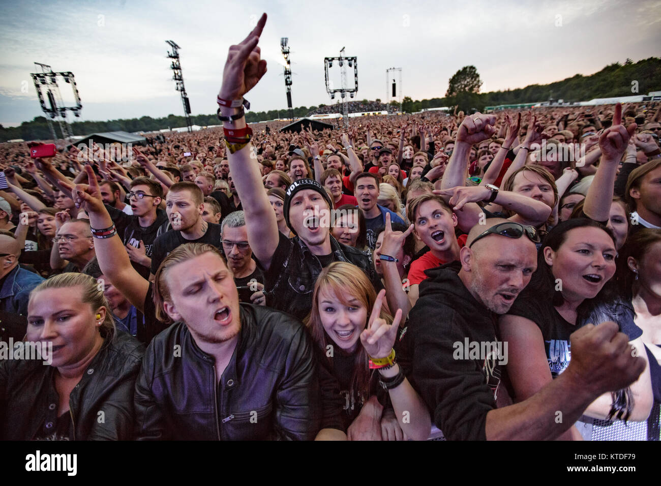 Hard rock énergique fans assister à un concert live avec le groupe de hard-rock danois Volbeat. Le Danemark, 01/08 2015. Banque D'Images
