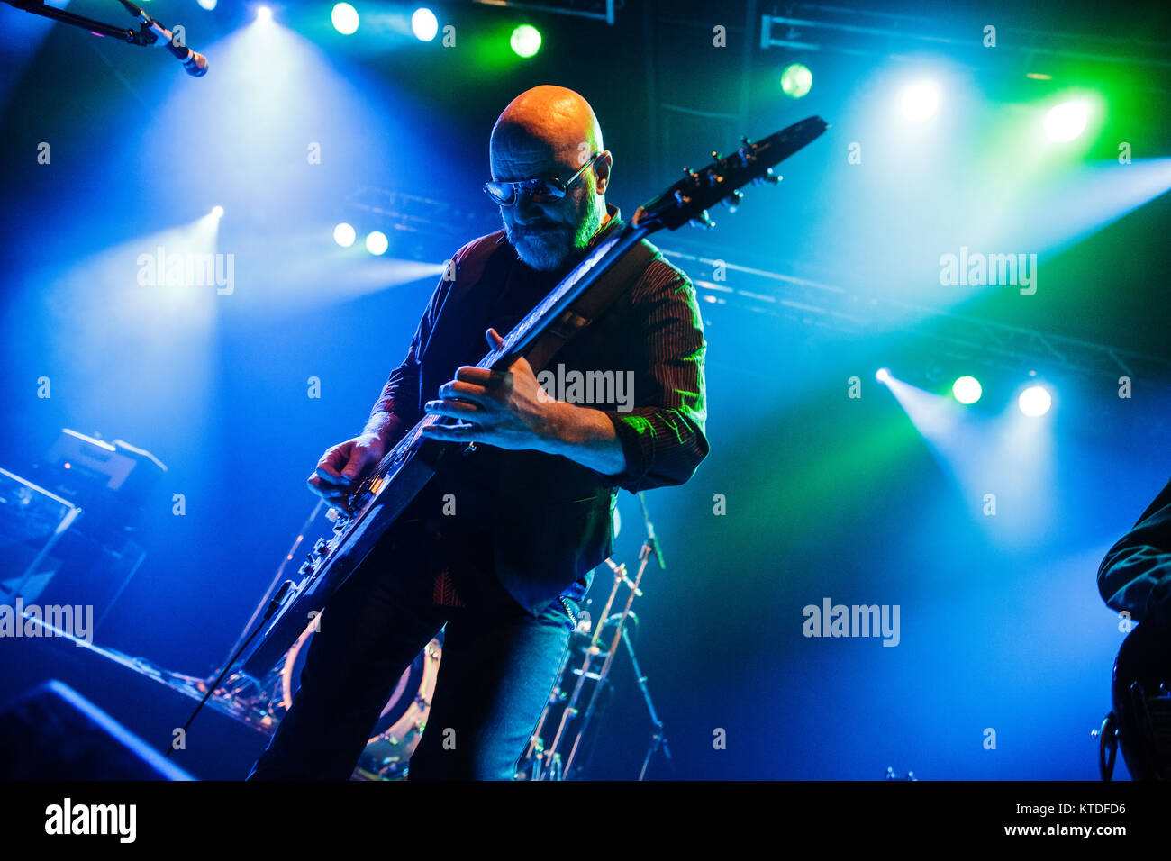 Le groupe de rock britannique Wishbone Ash effectue un concert live à Amager Bio à Copenhague. Ici le chanteur et guitariste Andy Powell est vu sur scène. Le Danemark, 29/01 2015. Banque D'Images