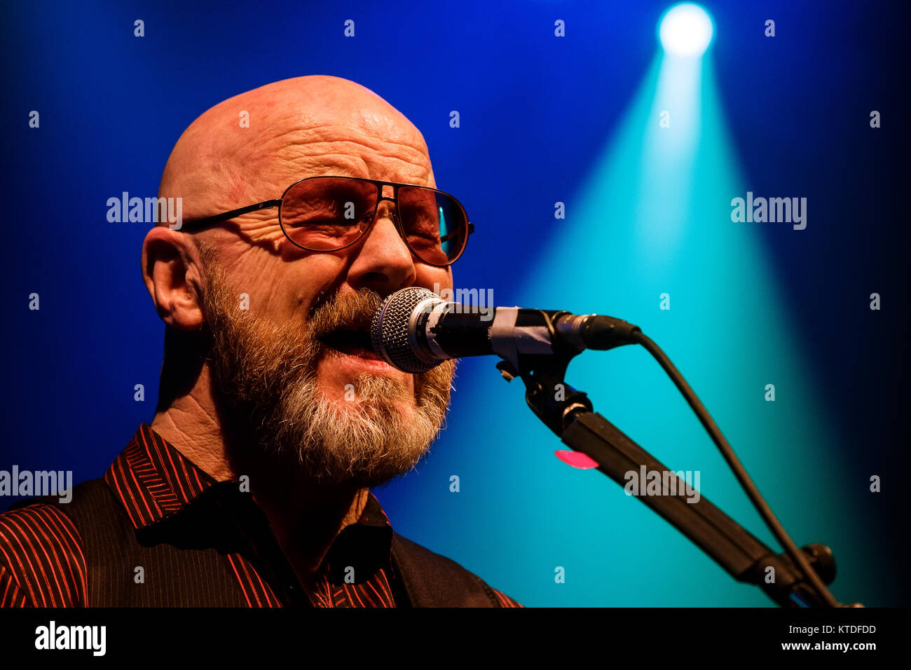 Le groupe de rock britannique Wishbone Ash effectue un concert live à Amager Bio à Copenhague. Ici le chanteur et guitariste Andy Powell est vu sur scène. Le Danemark, 29/01 2015. Banque D'Images