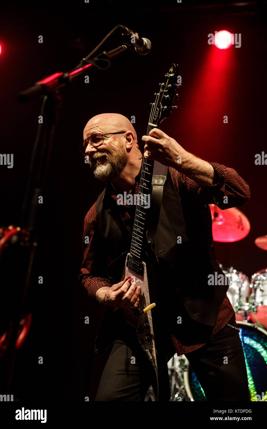 Le groupe de rock britannique Wishbone Ash effectue un concert live à Amager Bio à Copenhague. Ici le chanteur et guitariste Andy Powell est vu sur scène. Le Danemark, 29/01 2015. Banque D'Images