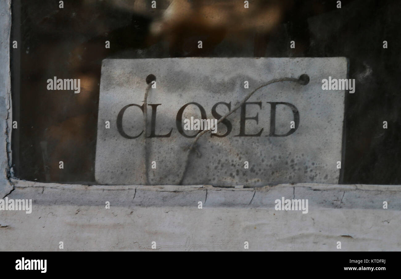 Signe clos dans la fenêtre d'une activité abandonnée. Banque D'Images