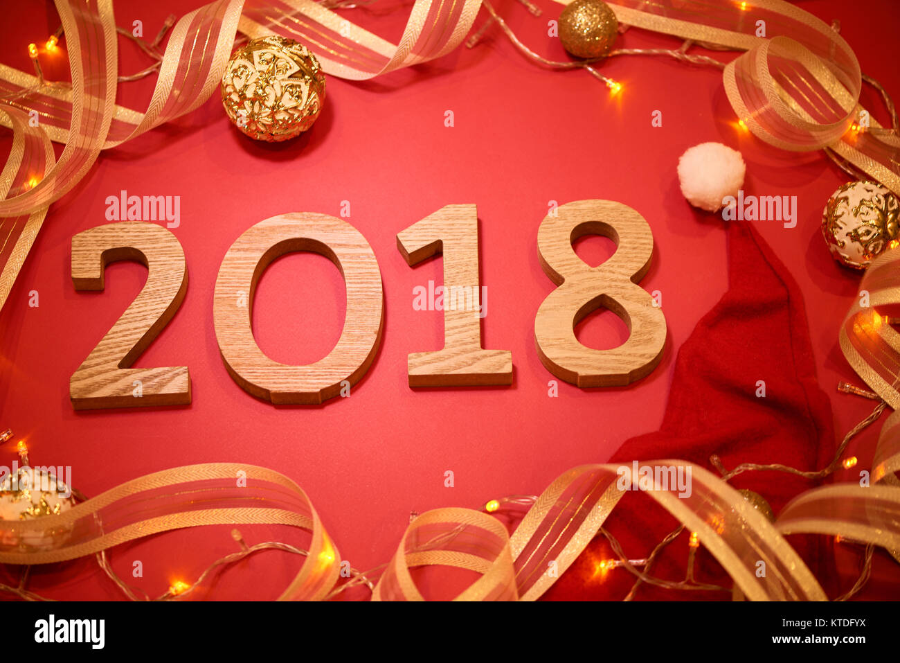 Nouvelle Année 2018 Décoration sur fond rouge. Banque D'Images