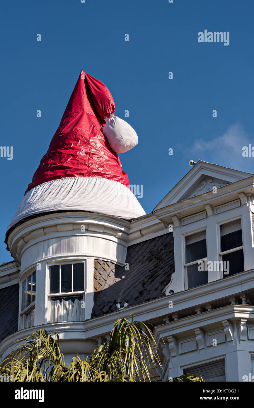 Un geant Santa Hat orne le toit sur une maison historique decoree pour Noel sur Meeting Street a Charleston SC Photo Stock Alamy