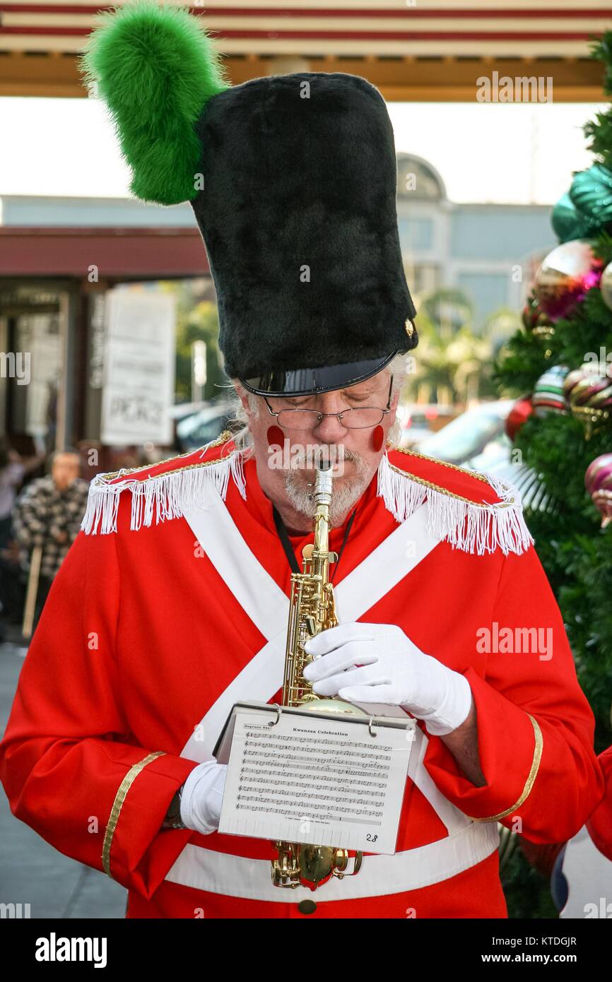 LOS ANGELES, CALIFORNIE, USA, le 23 décembre 2006 - Un homme en costume du soldat de plomb joue des airs de Noël à son saxophone à partir de la City Mall. Banque D'Images