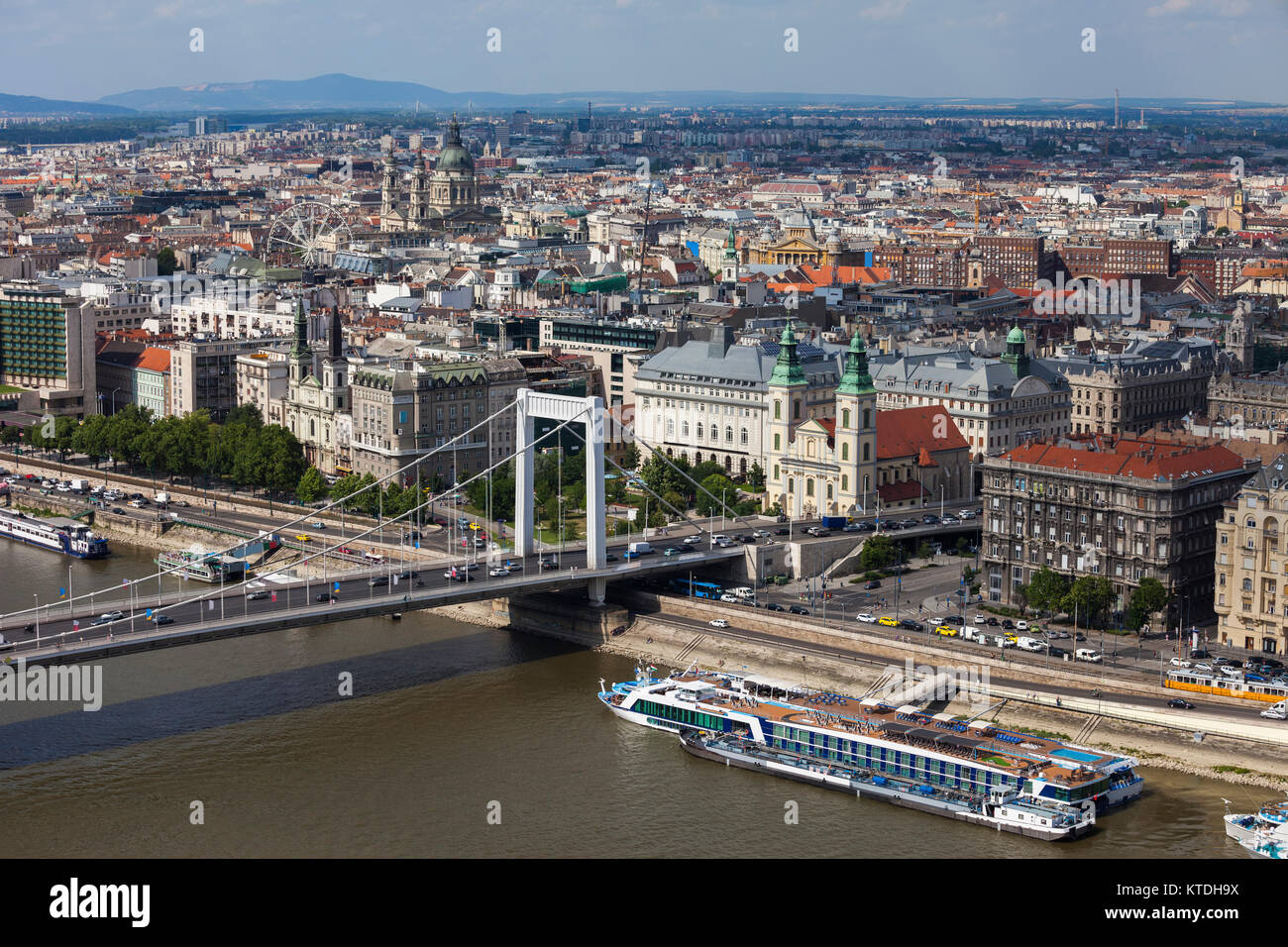 La Hongrie, Budapest, ville de Pest, Danube waterfront avec pont Elisabeth Banque D'Images