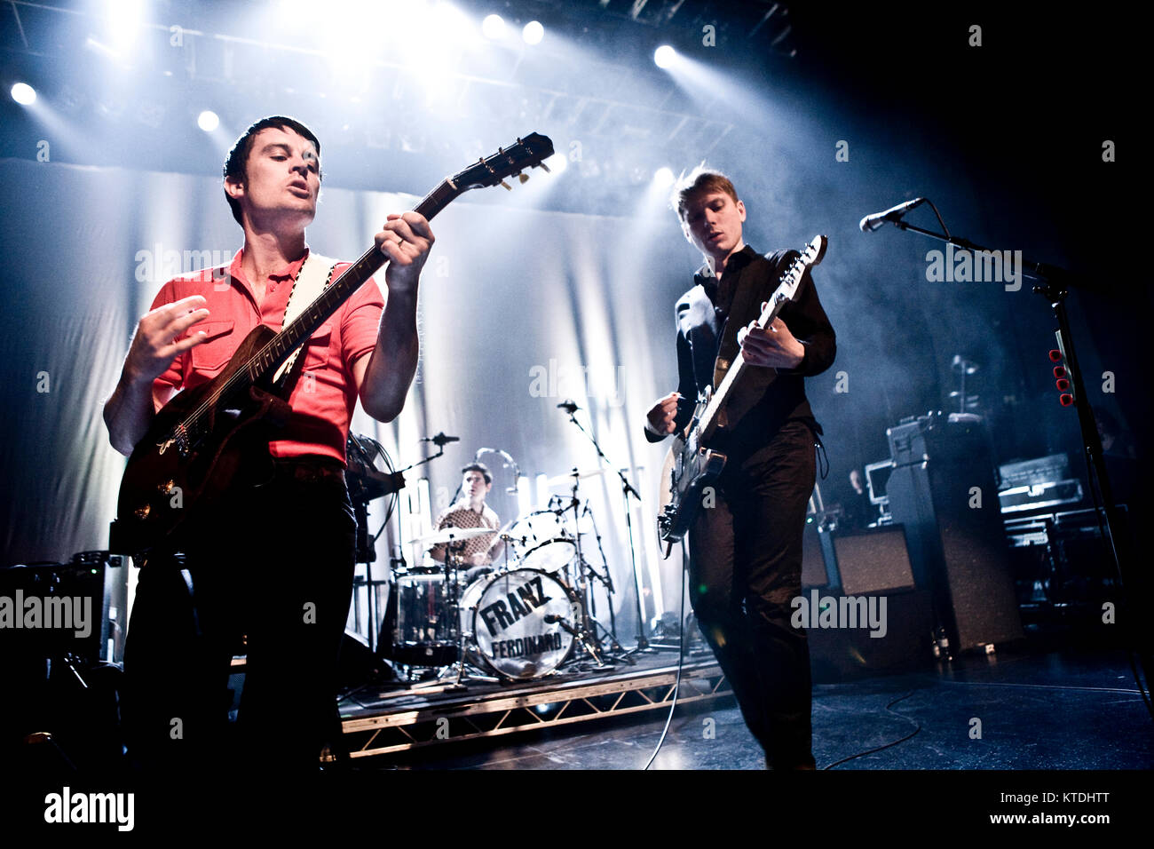 Le groupe de rock écossais Franz Ferdinand effectue un spectacle live à Vega à Copenhague. Ici, le guitariste du groupe Nick McCarthy (L) est représenté sur scène avec le chanteur Alex Kapranos. Danemark 20/03 2009. Banque D'Images