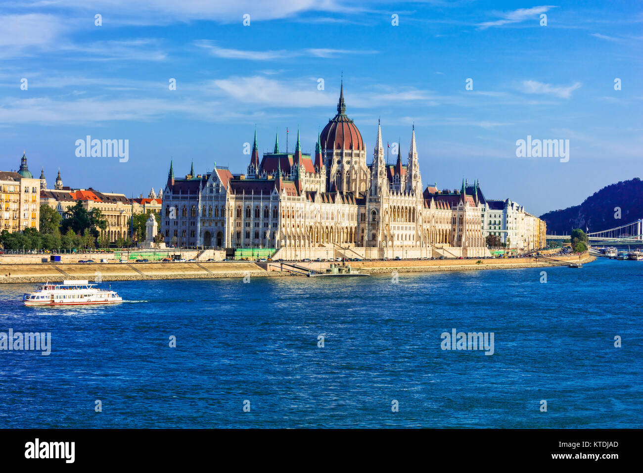 La ville de Budapest impressionnant sur le coucher du soleil,voir avec le Parlement et le Danube, la Hongrie. Banque D'Images