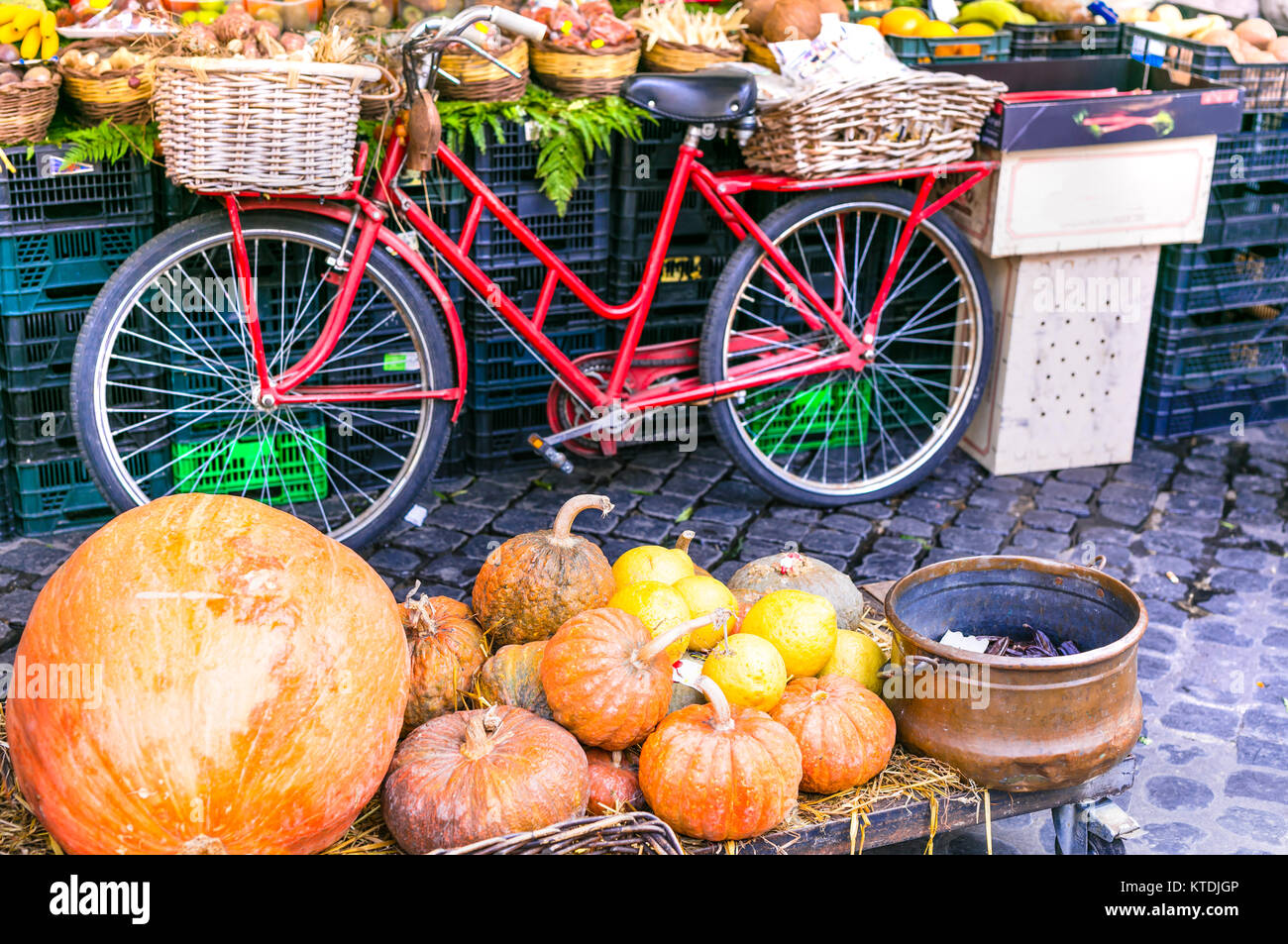 Marché aux Fruits multicolores,voir avec de vieux vélo. Banque D'Images