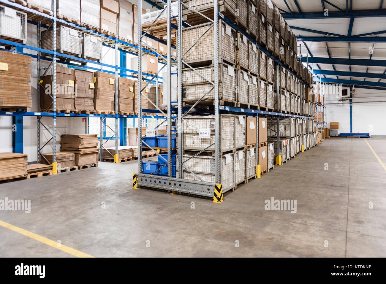 Étagères en entrepôt en coompany allemand Banque D'Images