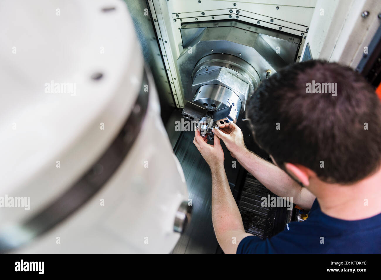 Homme travaillant à la machine Banque D'Images