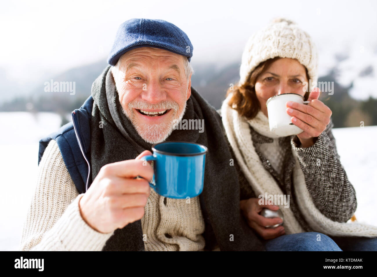 Portrait of senior man with boisson chaude en hiver Banque D'Images