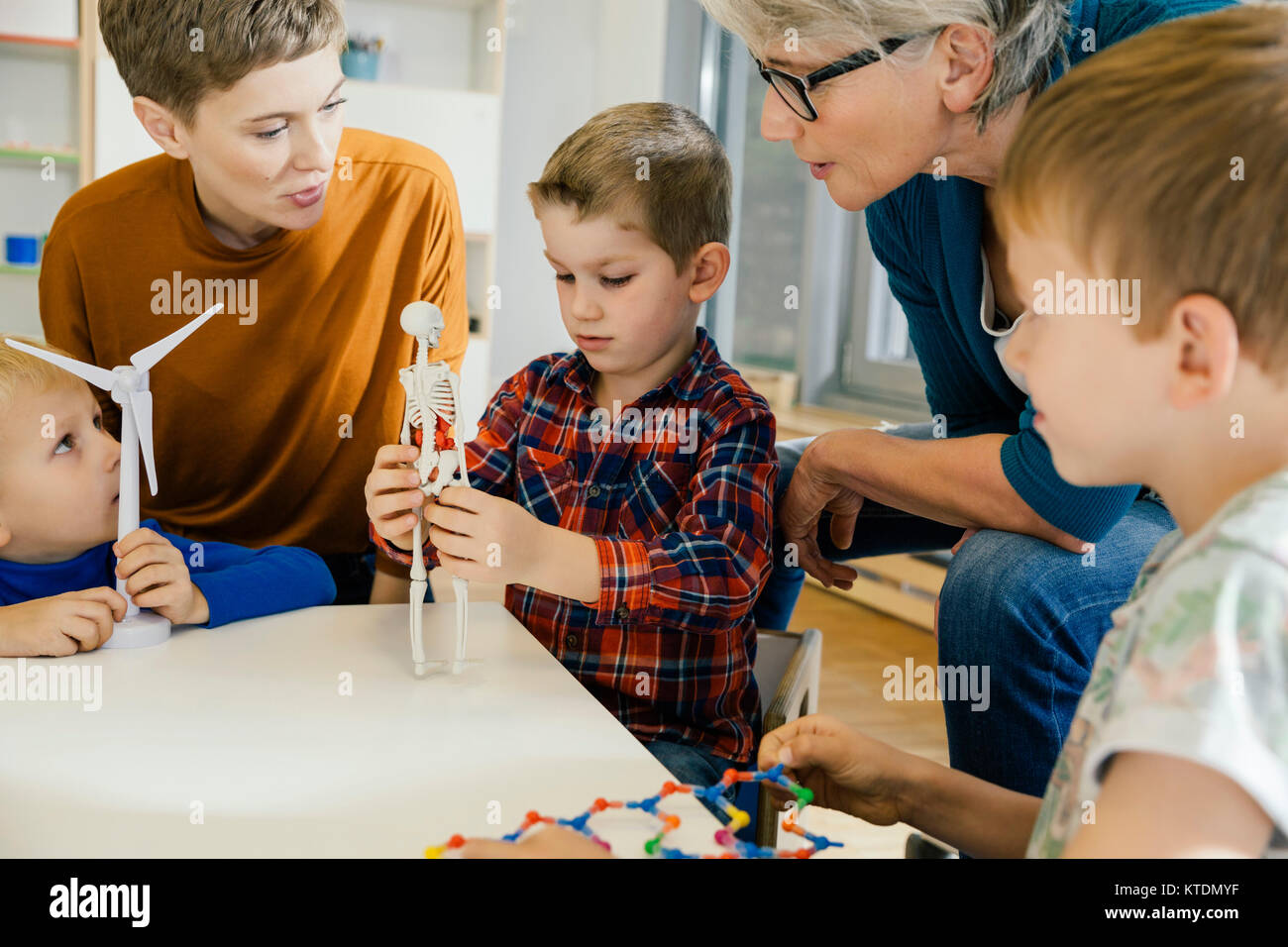 Enfants et enseignants préscolaires avec turbine éolienne et à l'école maternelle modèle anatomique Banque D'Images