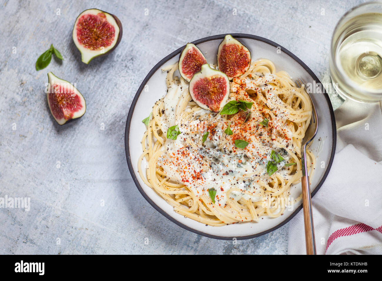 Spaghetti al gorgonzola, spaghetti avec sauce au gorgonzola, figues et vin blanc Banque D'Images