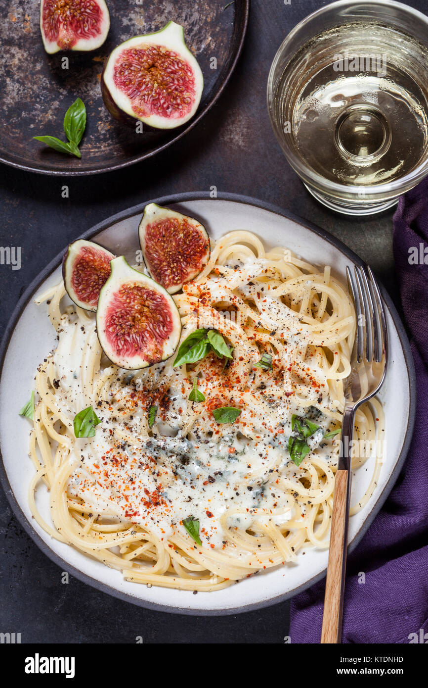 Spaghetti al gorgonzola, spaghetti avec sauce au gorgonzola, figues et vin blanc Banque D'Images
