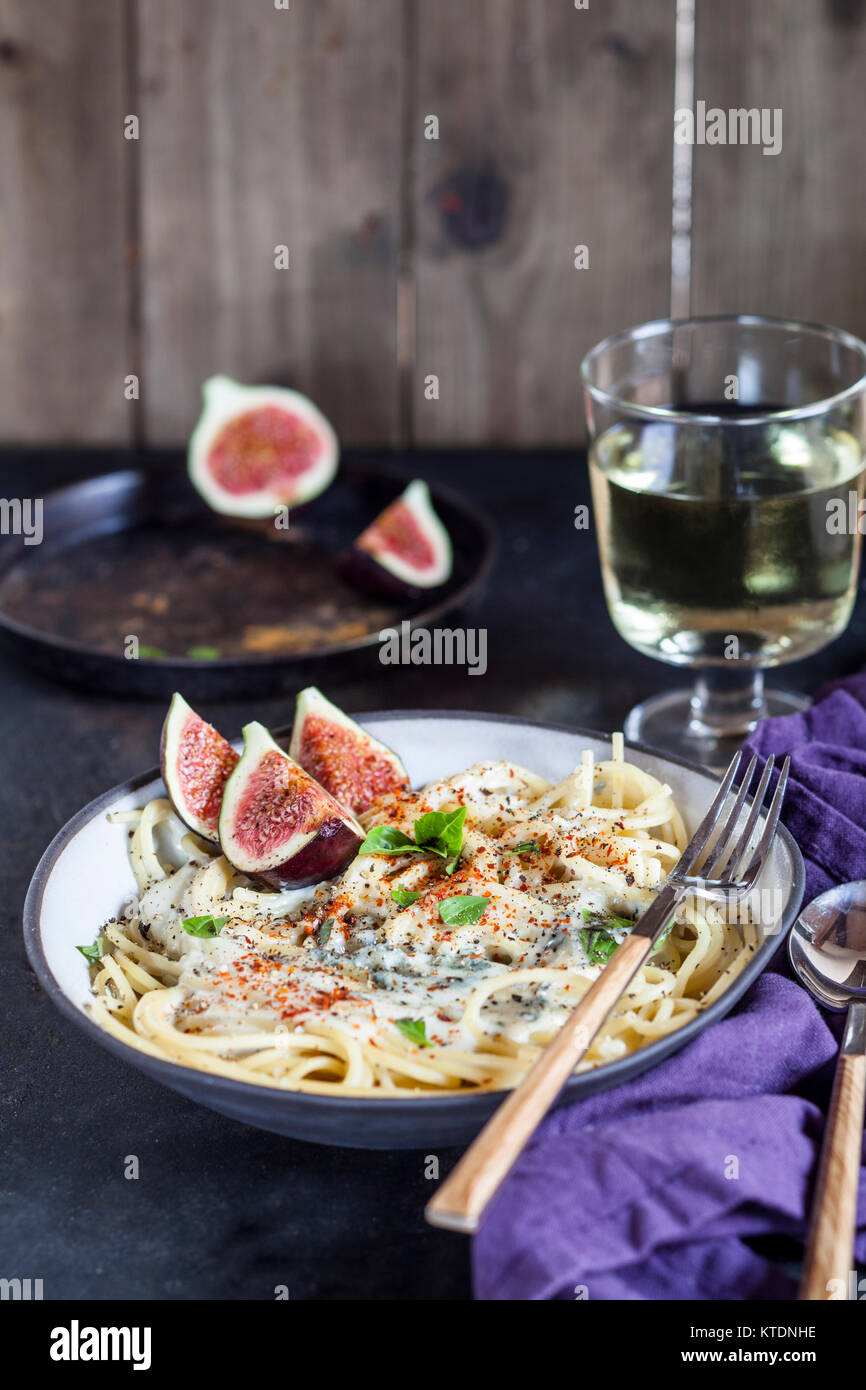 Spaghetti al gorgonzola, spaghetti avec sauce au gorgonzola, figues et vin blanc Banque D'Images