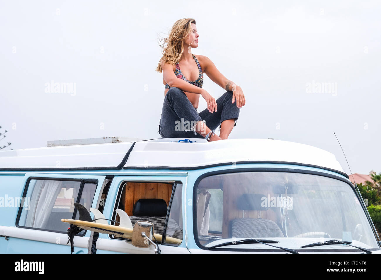 Espagne, Ténérife, young woman relaxing sur toit de voiture de van Banque D'Images