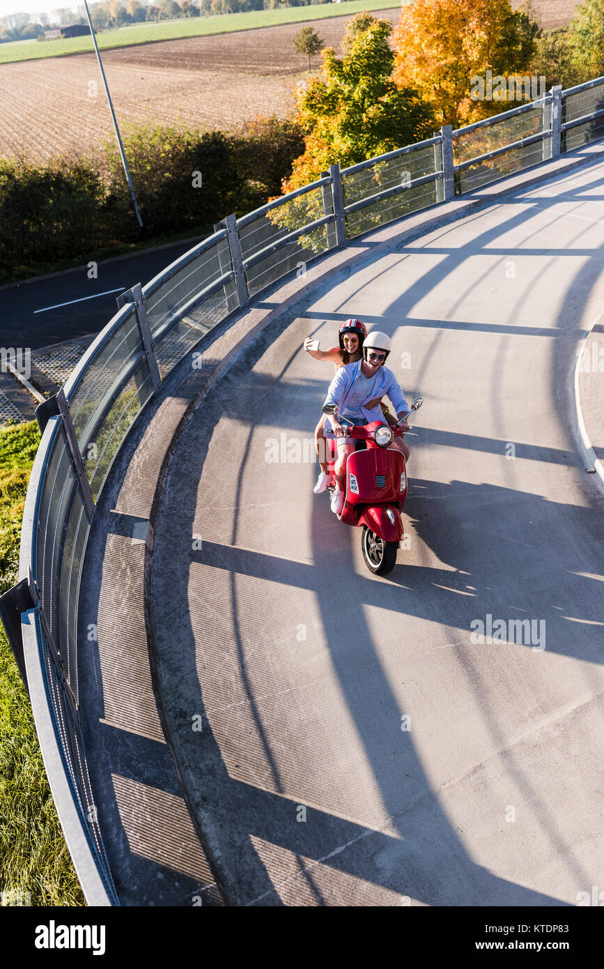Couple de prendre un scooter sur selfies Banque D'Images