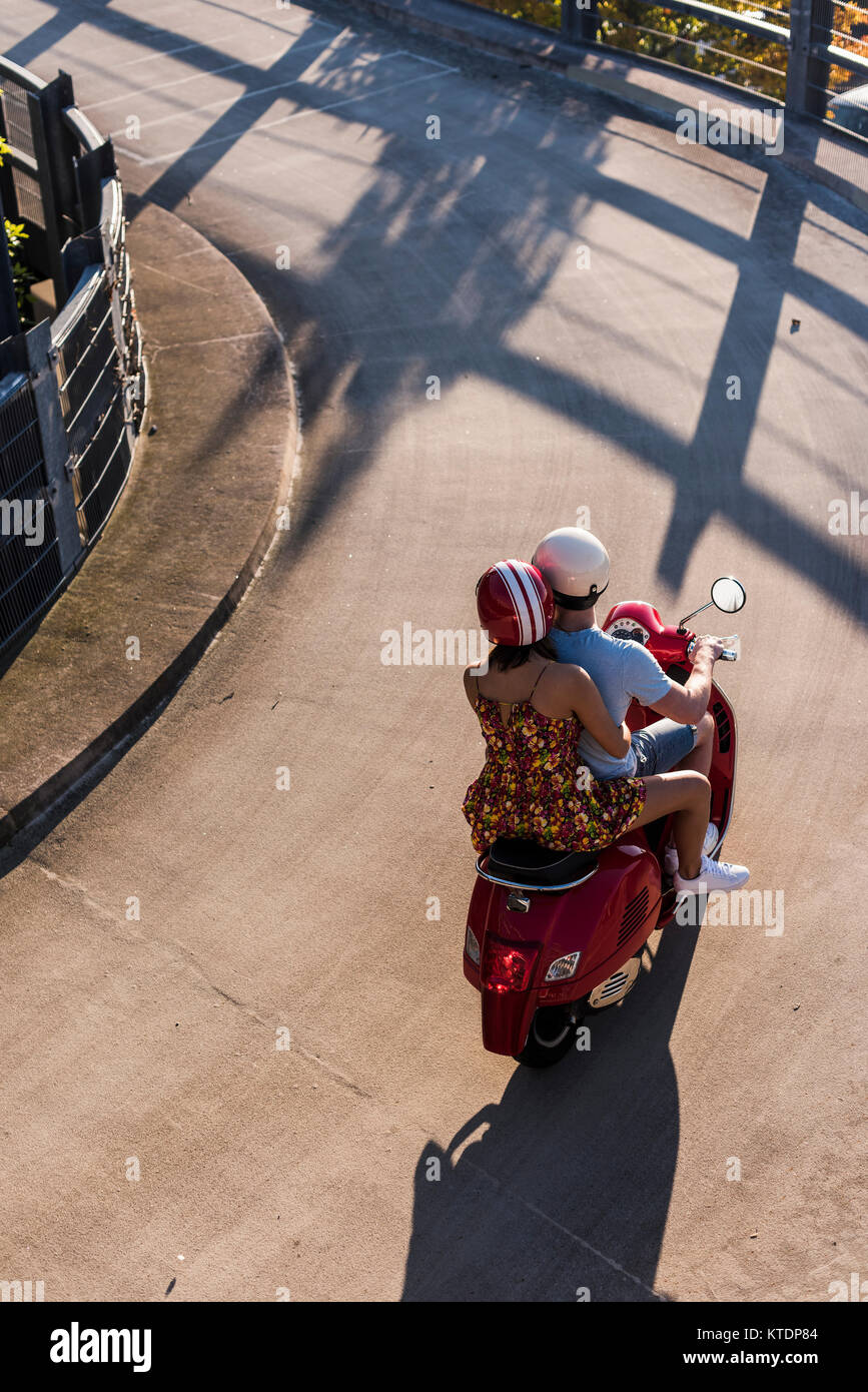 Bird's Eye View of young couple riding scooter Banque D'Images