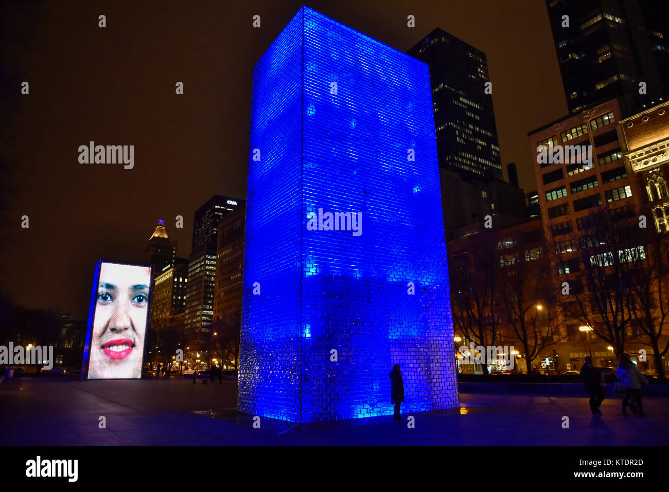 Chicago, USA. 21 décembre 2017. La fontaine de la Couronne, une sculpture interactive et l'installation vidéo dans le Parc Millennium est vu la nuit. Conçu par Ja Banque D'Images