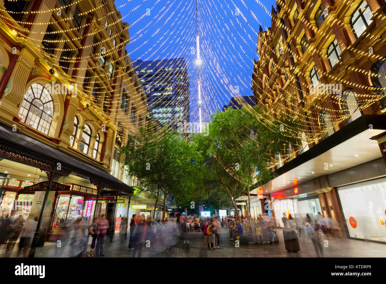 Pitt Street Mall, galerie marchande avec des décorations de Noël dans la nuit, Sydney, Nouvelle-Galles du Sud, Australie Banque D'Images