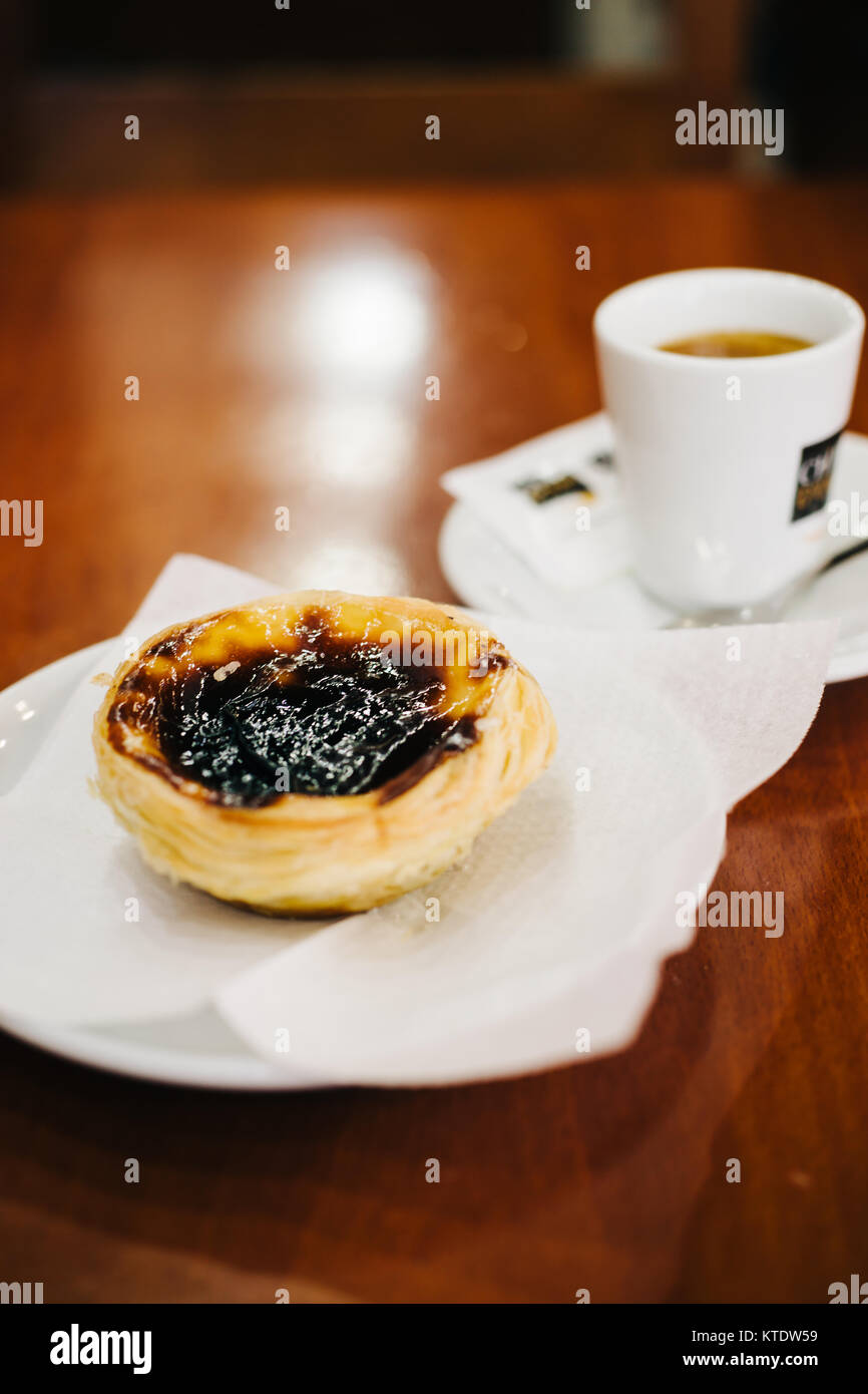 Tarte aux oeufs portugais et du café dans les Pastelaria Banque D'Images