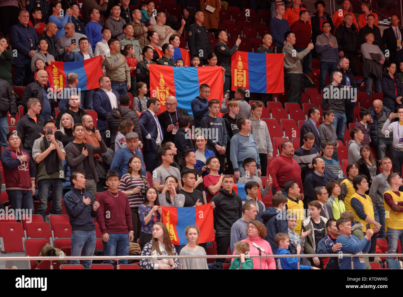 Saint-pétersbourg, Russie - le 16 décembre 2017 : des fans de Mongolie pour célébrer la médaille d'or de Dorjsuren, Mongolie Sumiya chez les femmes U57 au cours de Judo Monde Mas Banque D'Images