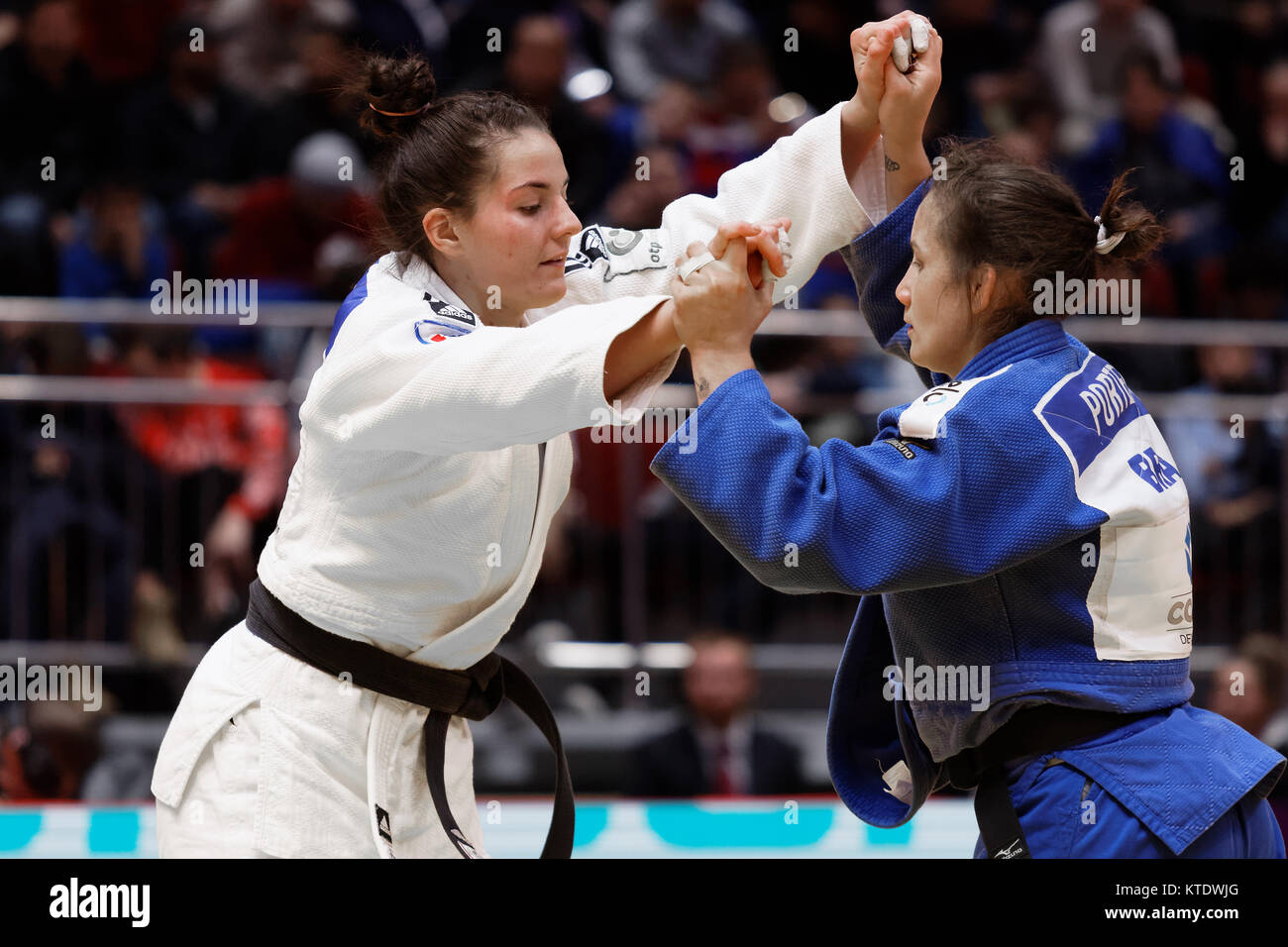 Saint-pétersbourg, Russie - le 17 décembre 2017 : Final Fight Maria Portela, Brésil (bleu) vs Barbara Matic, la Croatie au cours de Judo World Masters tour. Portela Banque D'Images