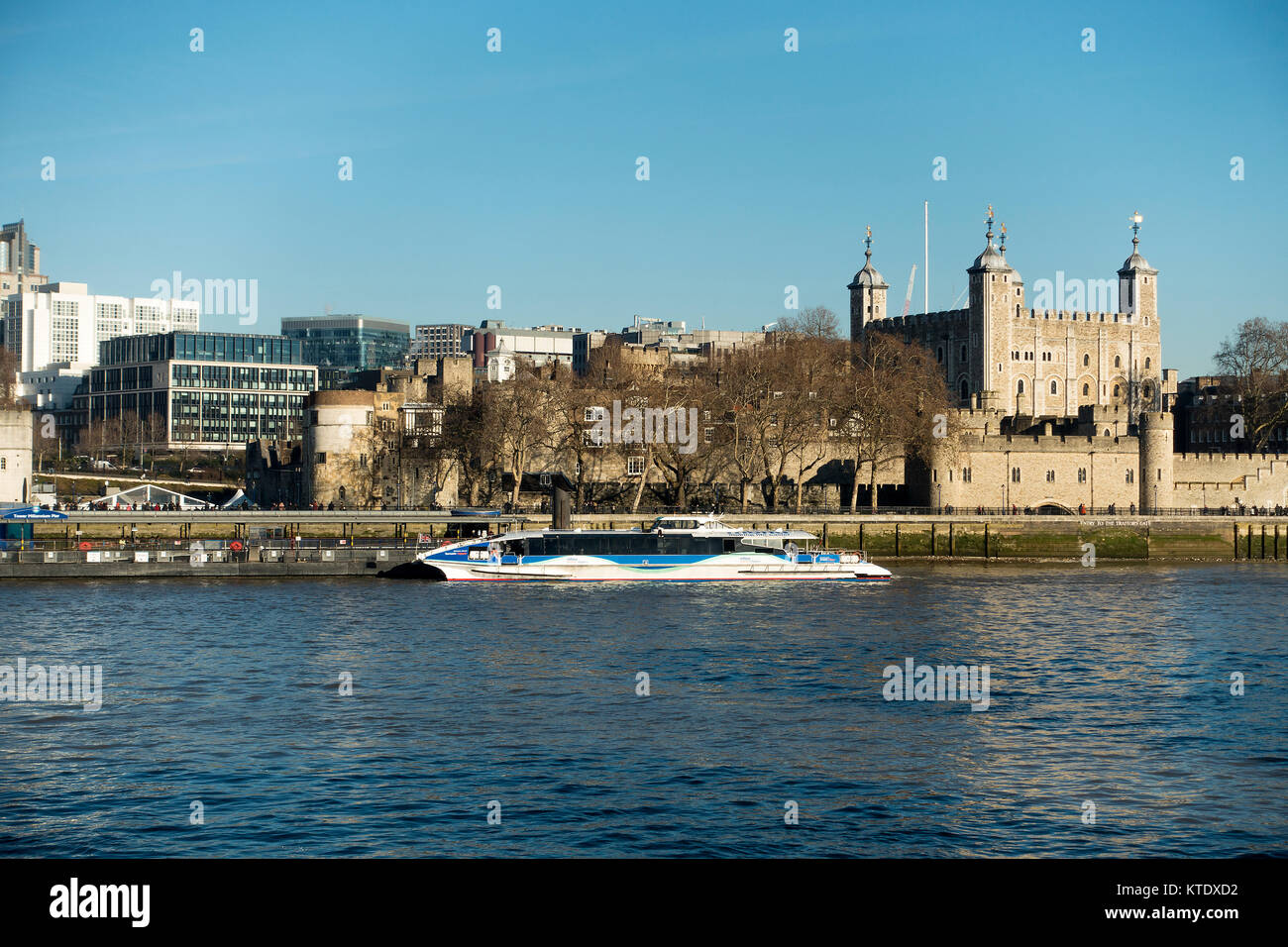 La Tour de Londres avec bateau de croisière touristique sur la rivière Thame Rive Nord Londres Angleterre Royaume-Uni UK Banque D'Images