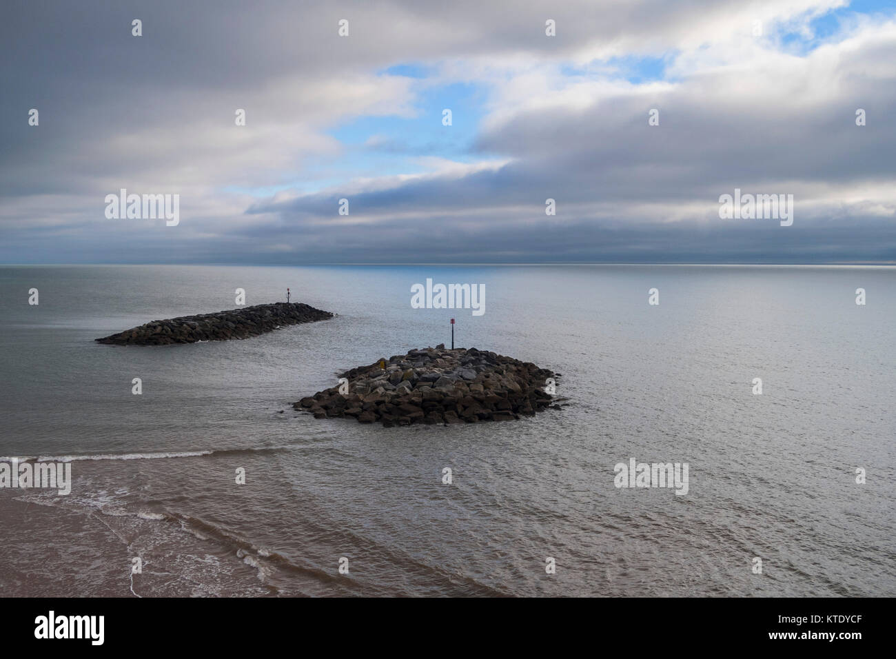 Épis de rochers, épi, les défenses maritimes dans la mer à Sidmouth, Devon, UK, Banque D'Images Épis de rochers, épi, les défenses maritimes dans la mer à Sidmouth, Devon, UK, Banque D'Images