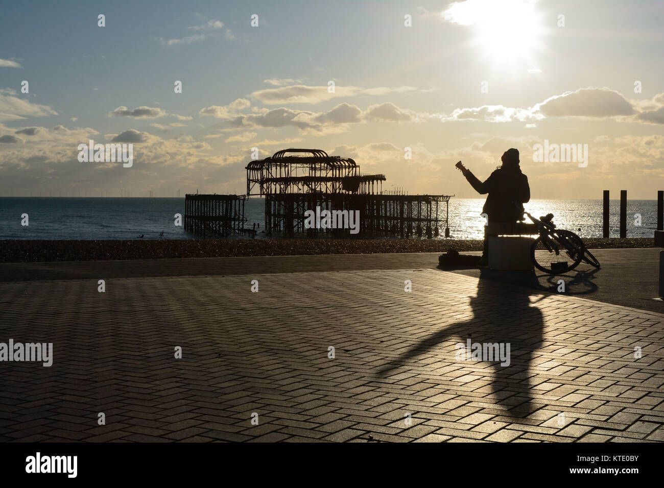 Un jeune homme de la rue par l'Old West Pier de Brighton et Hove Banque D'Images