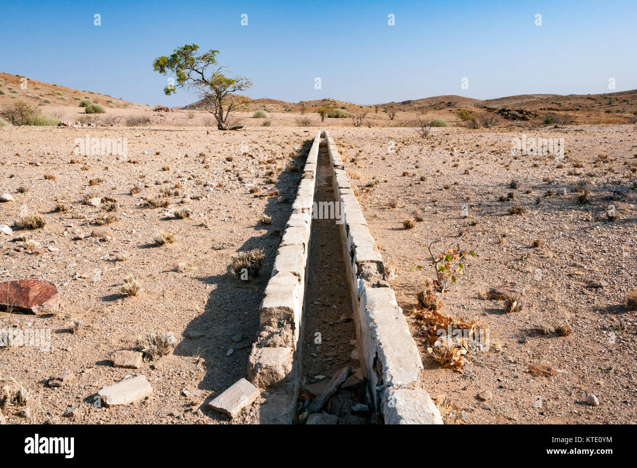 L'auge ancienne en pierre dans le paysage - Huab sous toile, Damaraland, Namibie, Afrique Banque D'Images