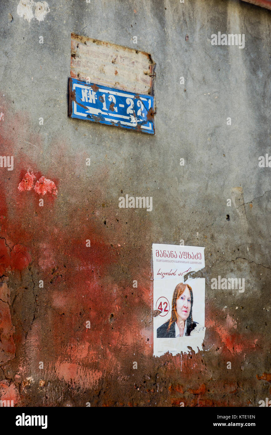 Tbilissi, Géorgie - 15 OCTOBRE : déchiré l'affiche pour les élections gouvernementales accroché au mur de la vieille rue à Tbilissi. Octobre 2016 Banque D'Images