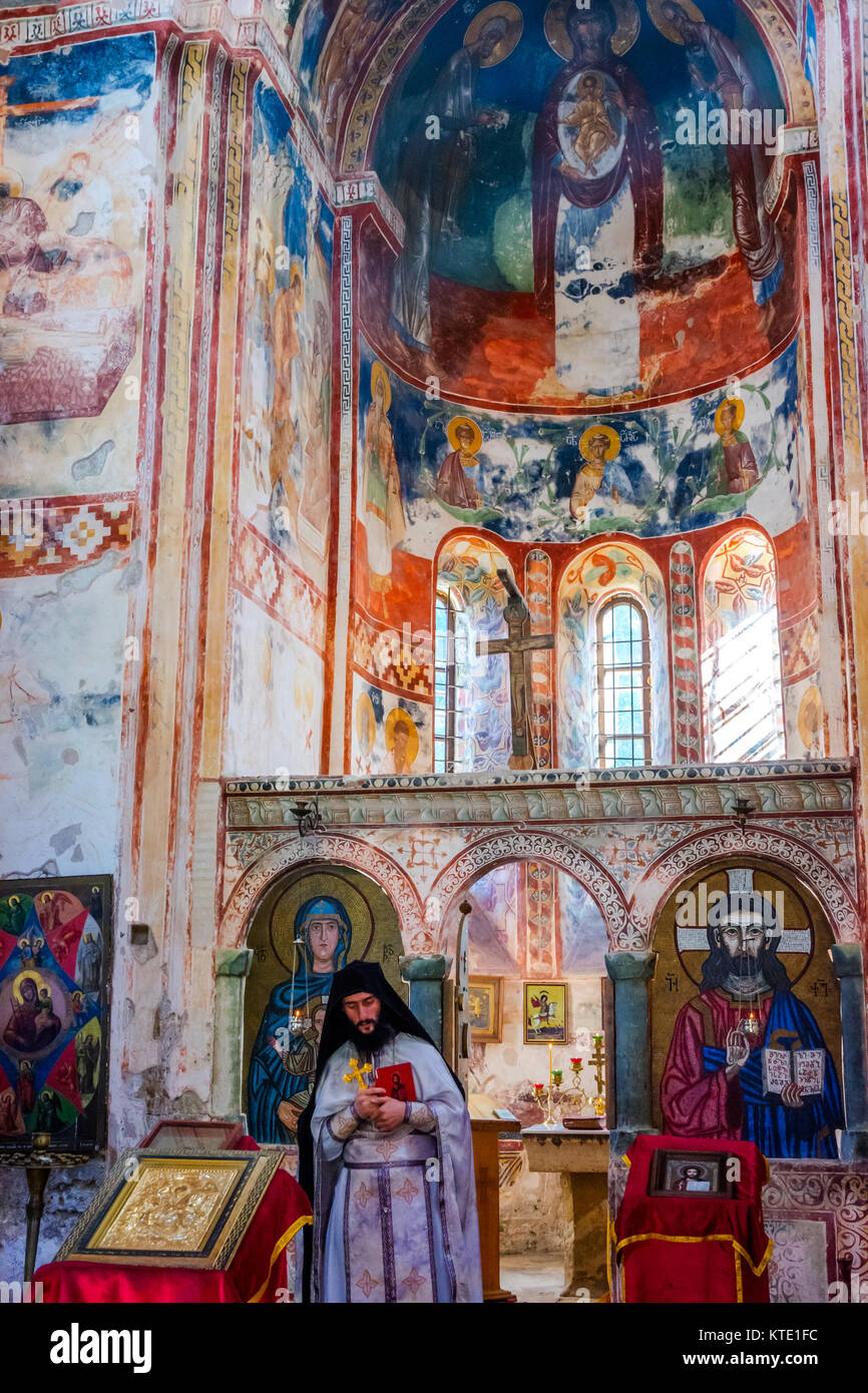 KUTAISI, GÉORGIE - 22 OCTOBRE : prêtre orthodoxe à la cérémonie dans le célèbre monastère de Ghélati. Monastère est partie du patrimoine mondial de l'UNESCO. Octobre 2016 Banque D'Images