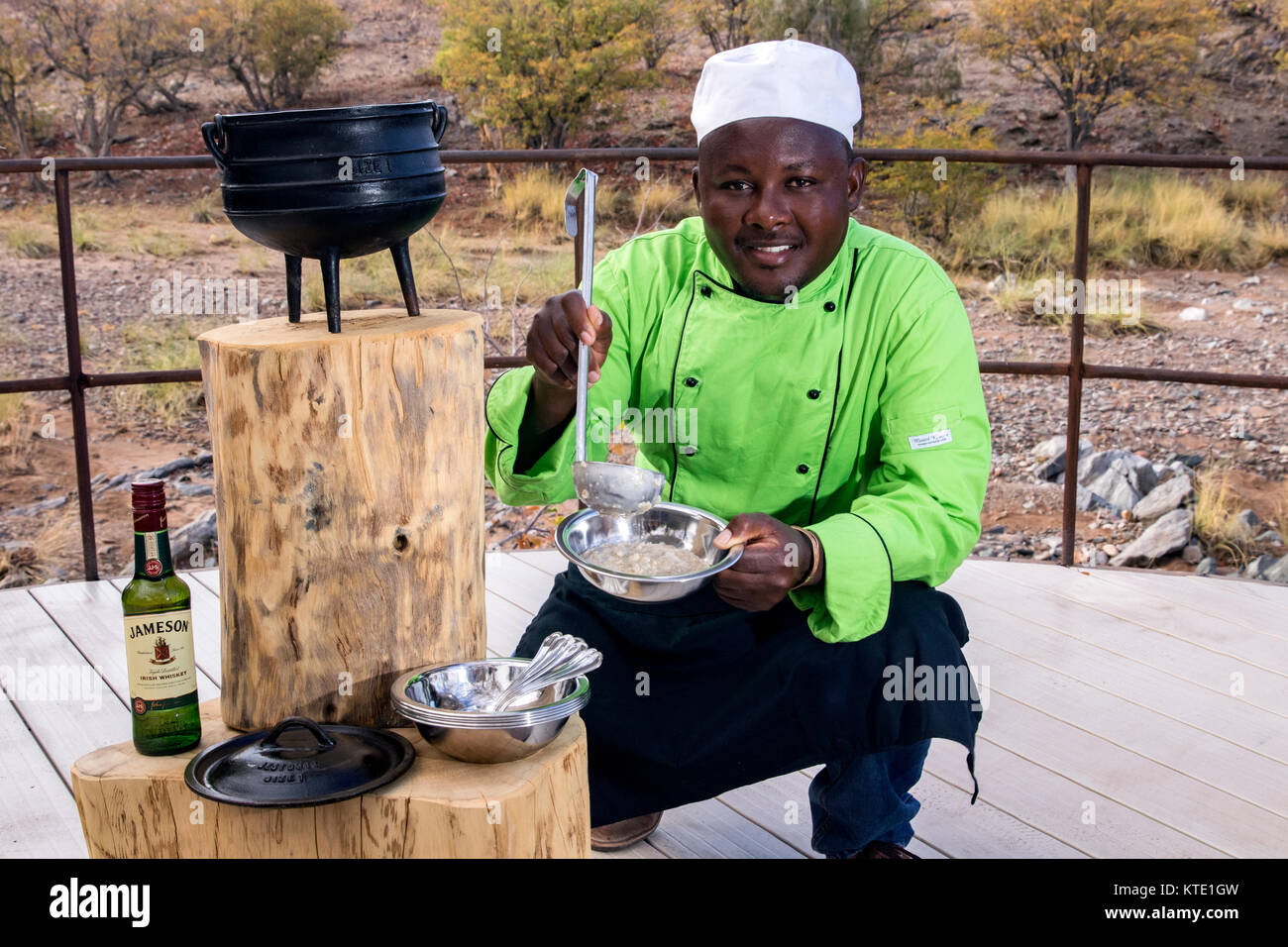Chef making porridge par feu - Huab sous toile, Damaraland, Namibie, Afrique Banque D'Images