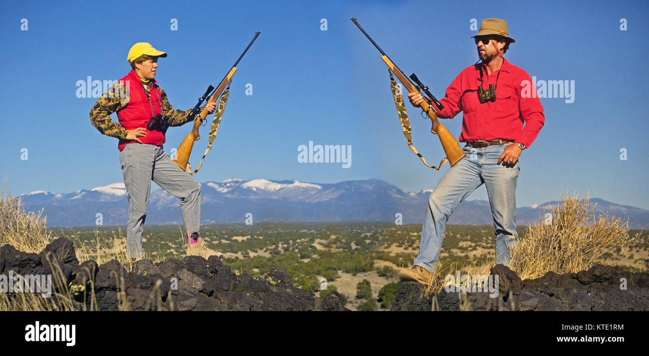 Un homme et femme avec une carabine de gros calibre chassent le cerf mulet dans le haut désert du Nouveau Mexique sous les montagnes Sangre de Cristo près de Santa Fe. Banque D'Images