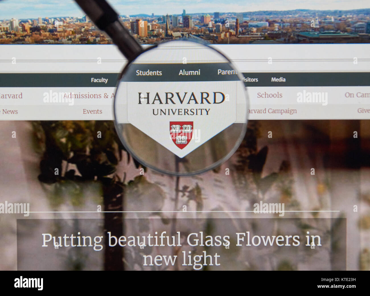 Montréal, Canada - le 4 juin 2016 : l'Université de Harvard page sous loupe. L'Université de Harvard est une université de recherche privée à Cambridge, MA Banque D'Images