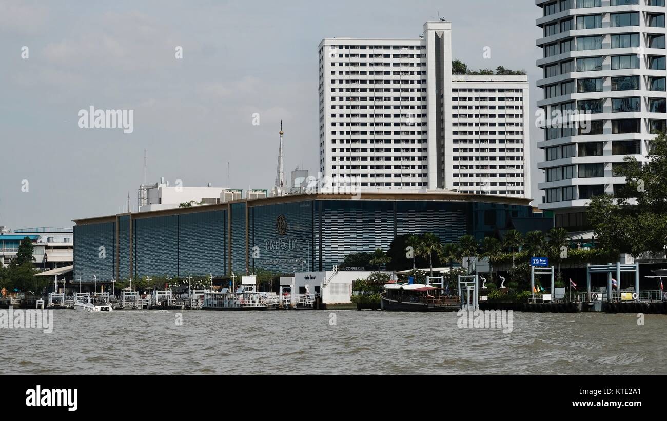 Vue sur le centre commercial River City depuis le côté Klong San de la rivière Chao Phraya Bangkok Thaïlande Banque D'Images