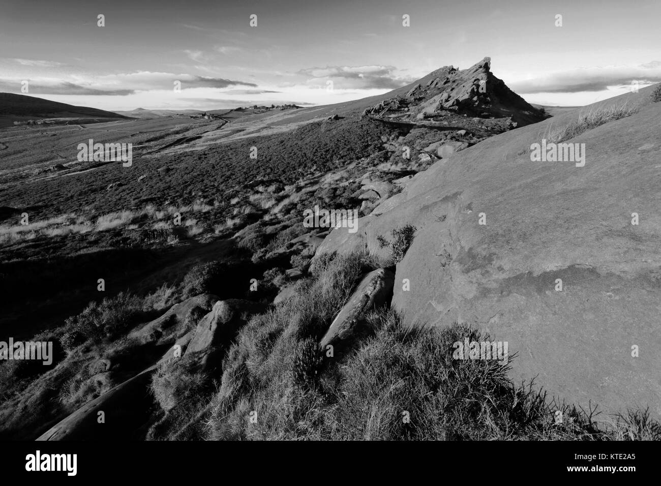 Coucher de soleil sur le Grès rocheux des roches Ramshaw, Staffordshire, England, UK Banque D'Images