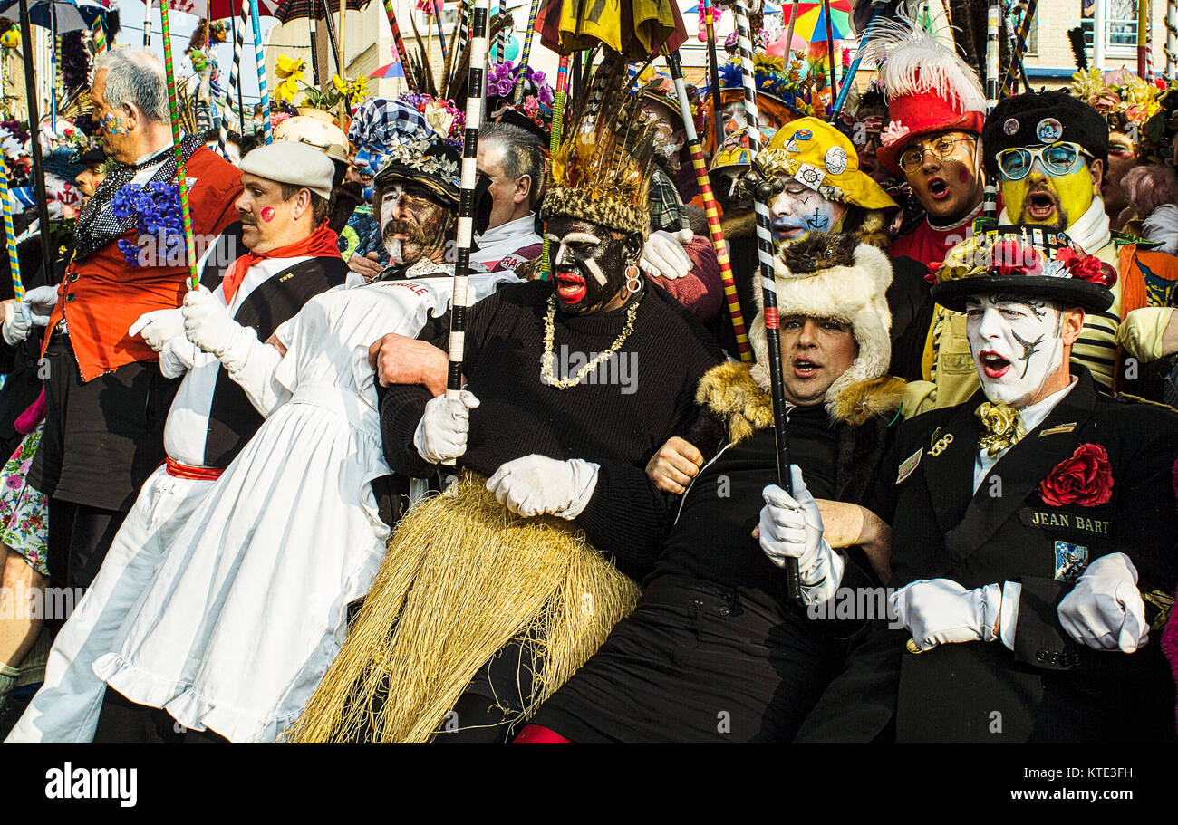 Dunkerque, France - 25 février 2004 : Carnaval, la base de la bande est sur la ligne. Lorsqu'il s'exécute dans les rues Banque D'Images