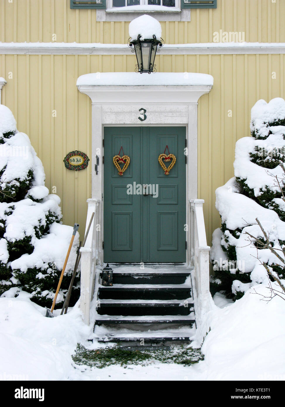 La porte d'entrée des habitations privées avec des décorations de Noël et de neige 2010 Banque D'Images