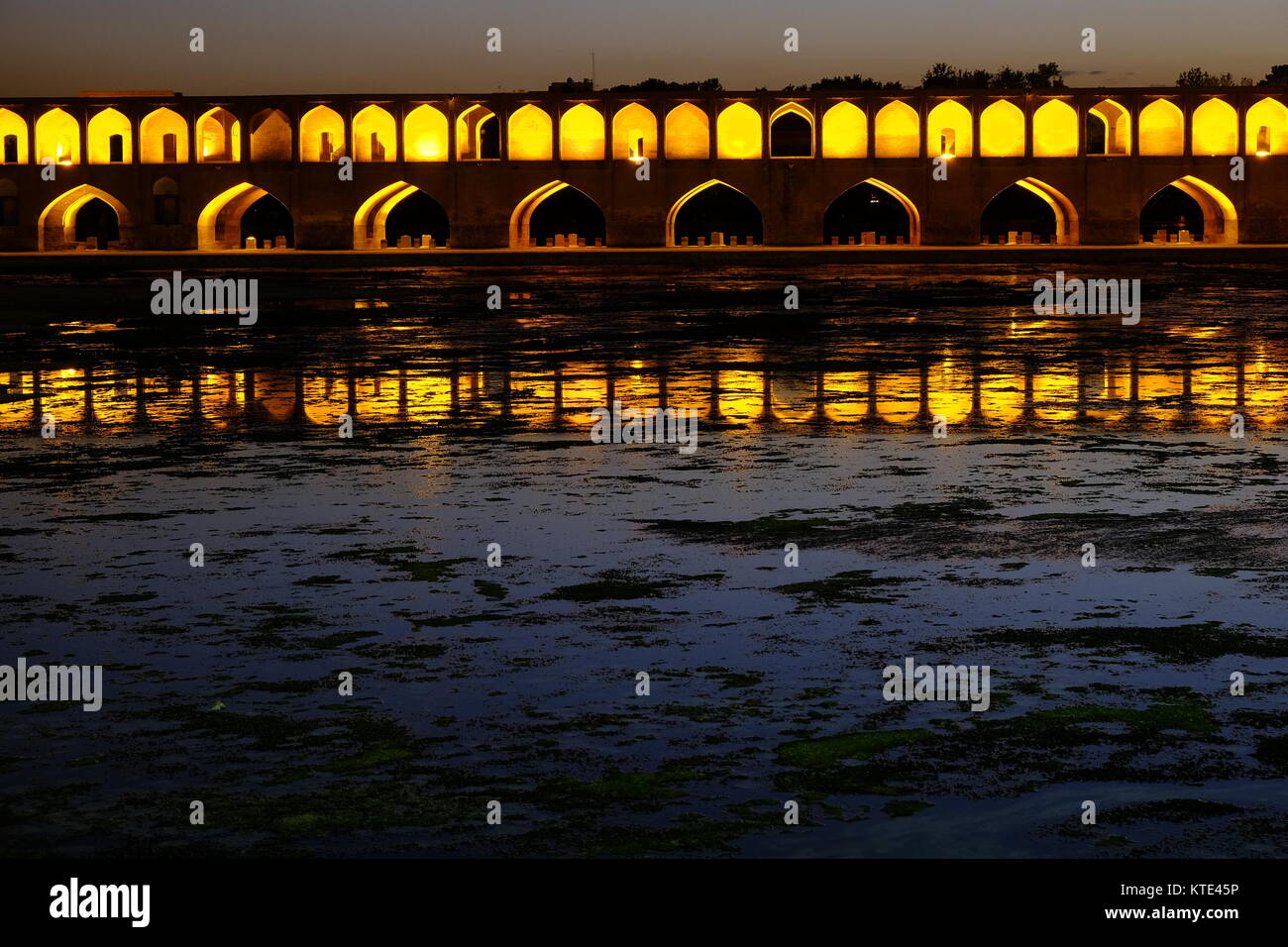 Bridgeover Zayanderud Allahverdi Khan le fleuve de nuit à Isfahan, Iran Banque D'Images