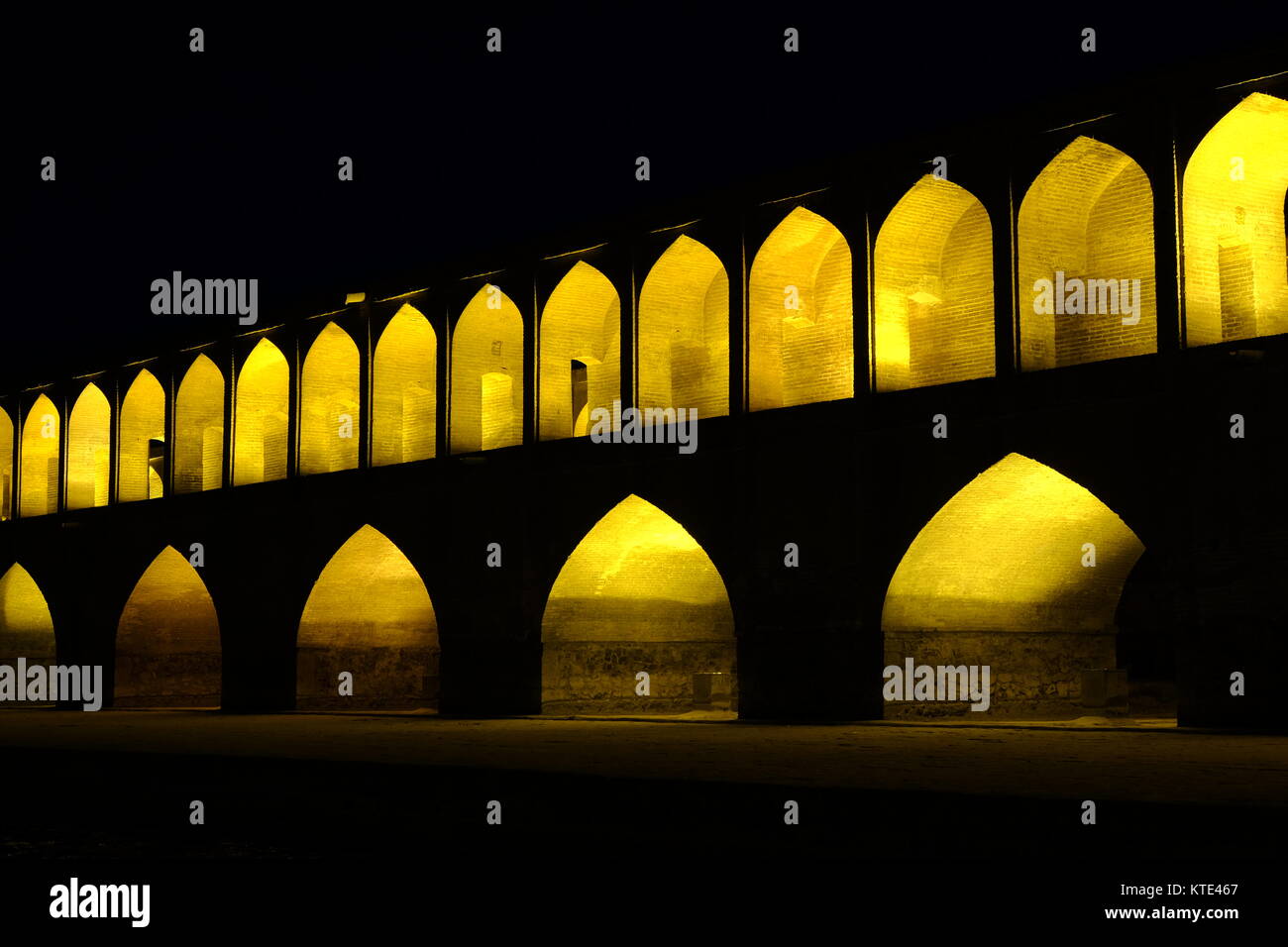 Bridgeover Zayanderud Allahverdi Khan le fleuve de nuit à Isfahan, Iran Banque D'Images