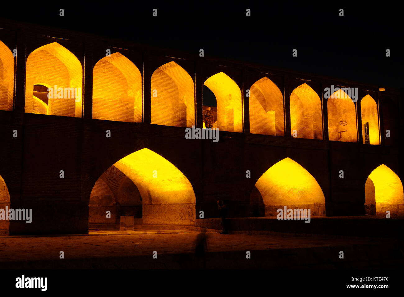 Bridgeover Zayanderud Allahverdi Khan le fleuve de nuit à Isfahan, Iran Banque D'Images