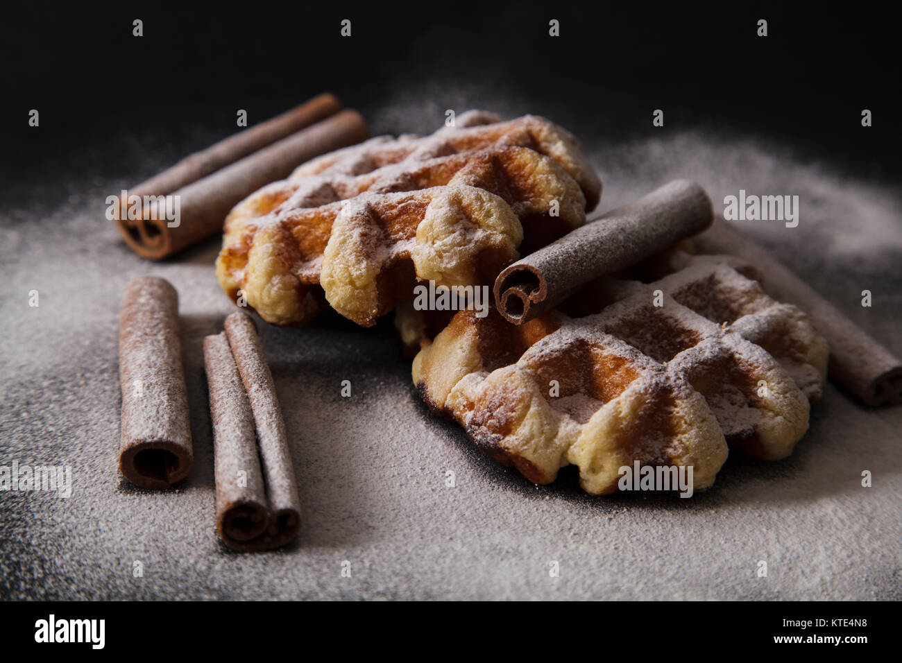 Gaufres Belges avec la cannelle et le sucre Banque D'Images