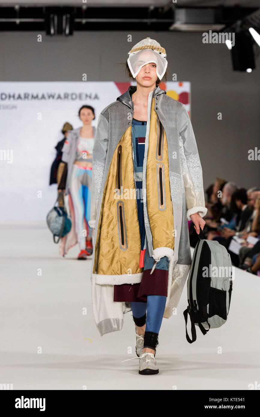 Londres, Royaume-Uni. 7 juin 2017. A model portant une collection créée par Thamali Dharmawardena d'Academy of Design durant la compétition internationale à des défilés de la Fashion Week 2017 à la Old Truman Brewery. Graduate Fashion Week est un événement annuel qui met en vedette des diplômés récents des collections de l'UK's leading fashion des collèges et des cours à l'université d'une série de défilés et expositions. Banque D'Images