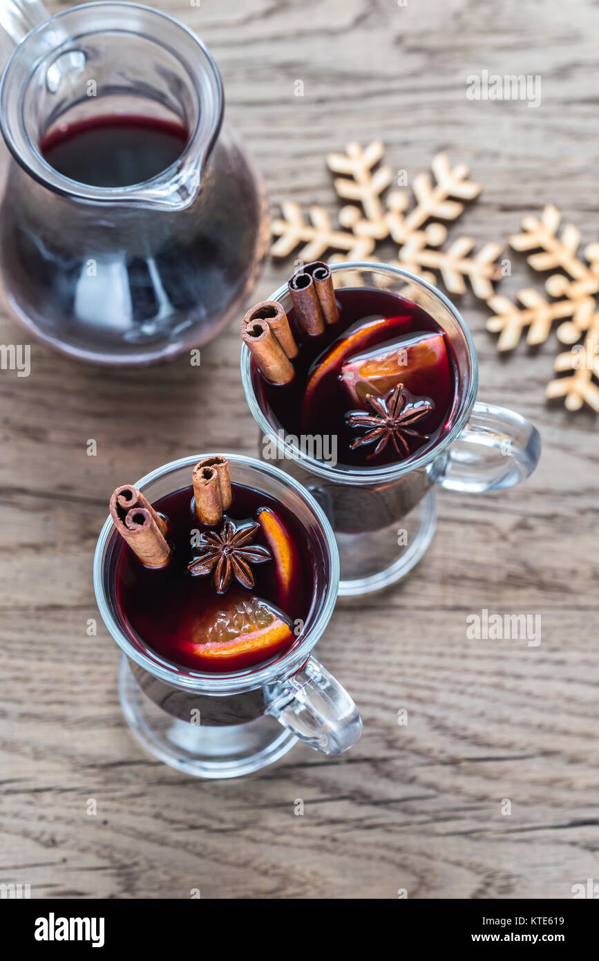 Deux verres de vin chaud sur le fond de bois Banque D'Images