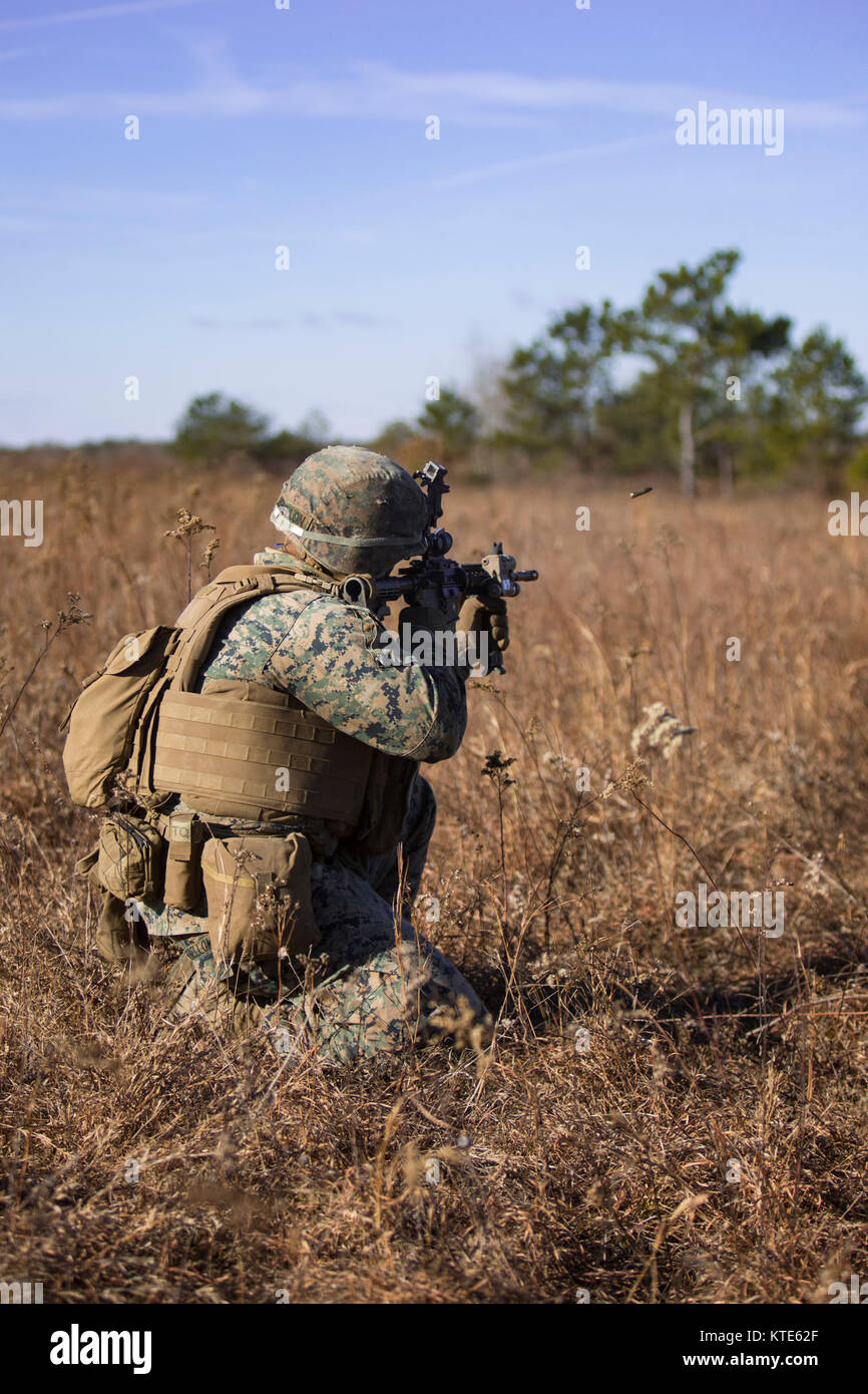 Les Marines américains auprès de la société G., 2e Bataillon, 8e Régiment de Marines, décharger des caisses de munitions en vue de l'exécution d'un niveau de l'entreprise portée lors d'un déploiement de la formation (DFT) sur Fort AP Hill, VA., 13 décembre 2017. Le but de la DFT est d'intégrer tous les membres du bataillon dans la formation squad, peloton, compagnie, et niveau du bataillon compétences tactiques afin de maintenir la maîtrise des tâches essentielles de la mission de base pour un déploiement prochain. (U.S. Marine Corps Banque D'Images