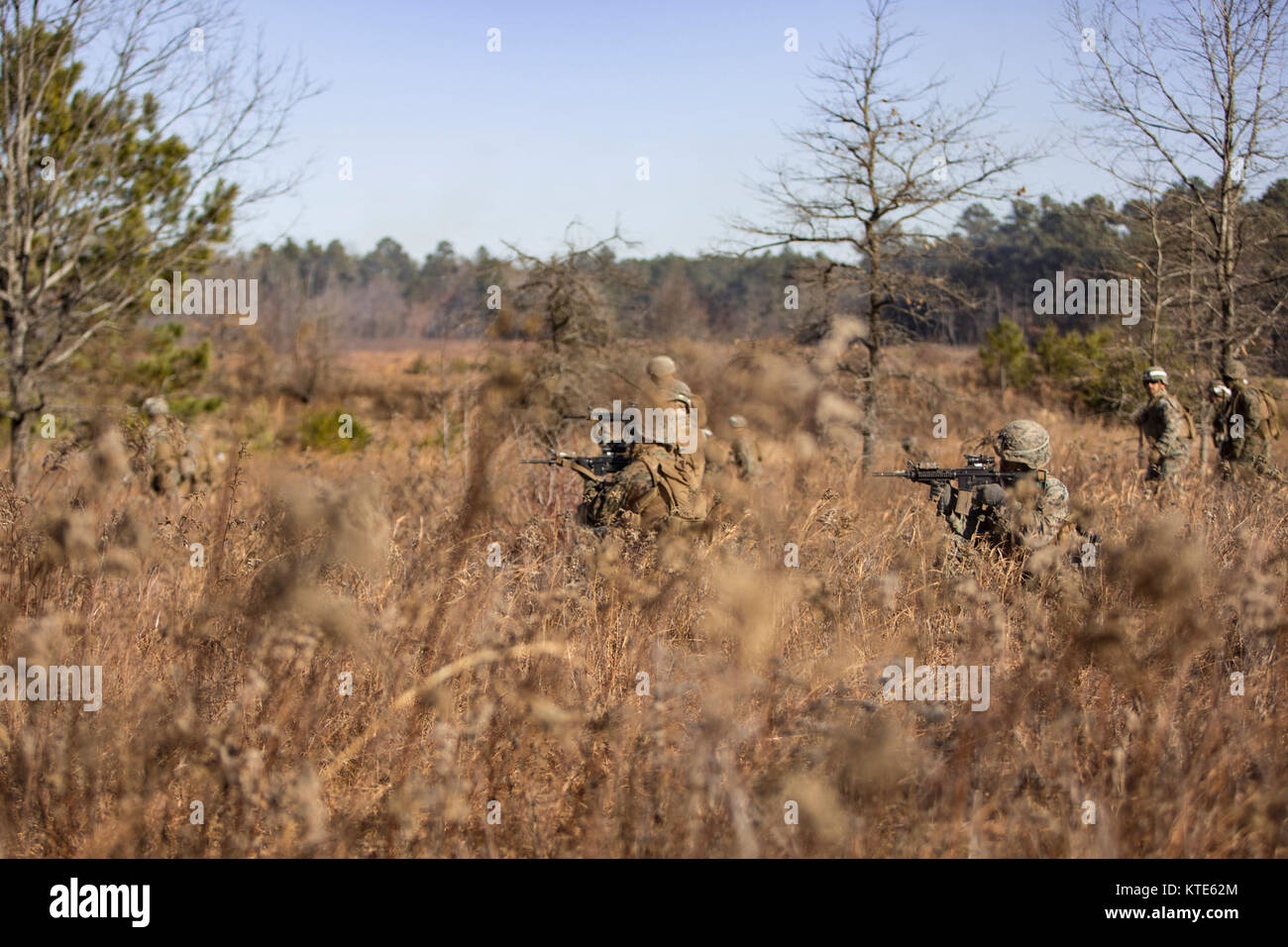 Les Marines américains auprès de la société G., 2e Bataillon, 8e Régiment de Marines, d'attaque d'un objectif sur un niveau de l'entreprise portée lors d'un déploiement de la formation (DFT) sur Fort AP Hill, VA., 13 décembre 2017. Le but de la DFT est d'intégrer tous les membres du bataillon dans la formation squad, peloton, compagnie, et niveau du bataillon compétences tactiques afin de maintenir la maîtrise des tâches essentielles de la mission de base pour un déploiement prochain. (U.S. Marine Corps Banque D'Images